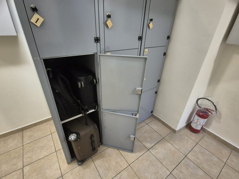 Can fit Large/Medium/Small luggage